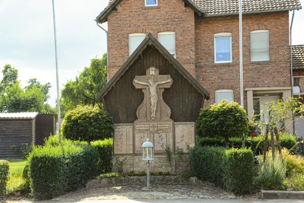 Kriegerehrenmahl vor der Kirche
